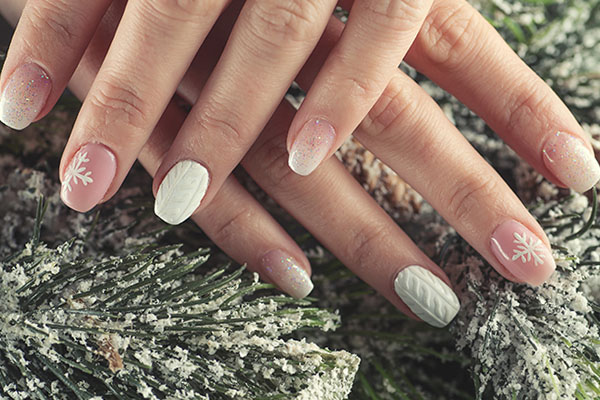 Modny sweterkowy manicure