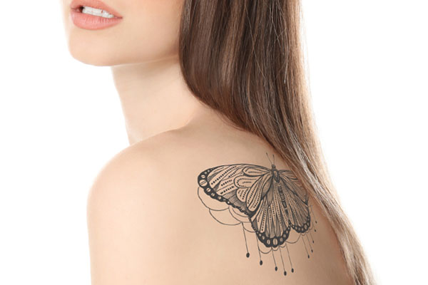 Tatuaż motyl u kobiety